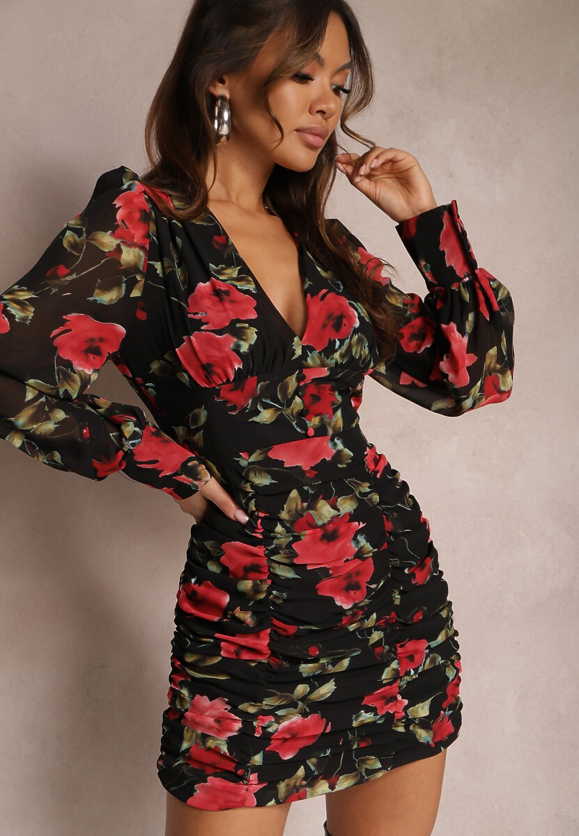 Czarna Sukienka Dopasowana z Marszczeniem Achomene