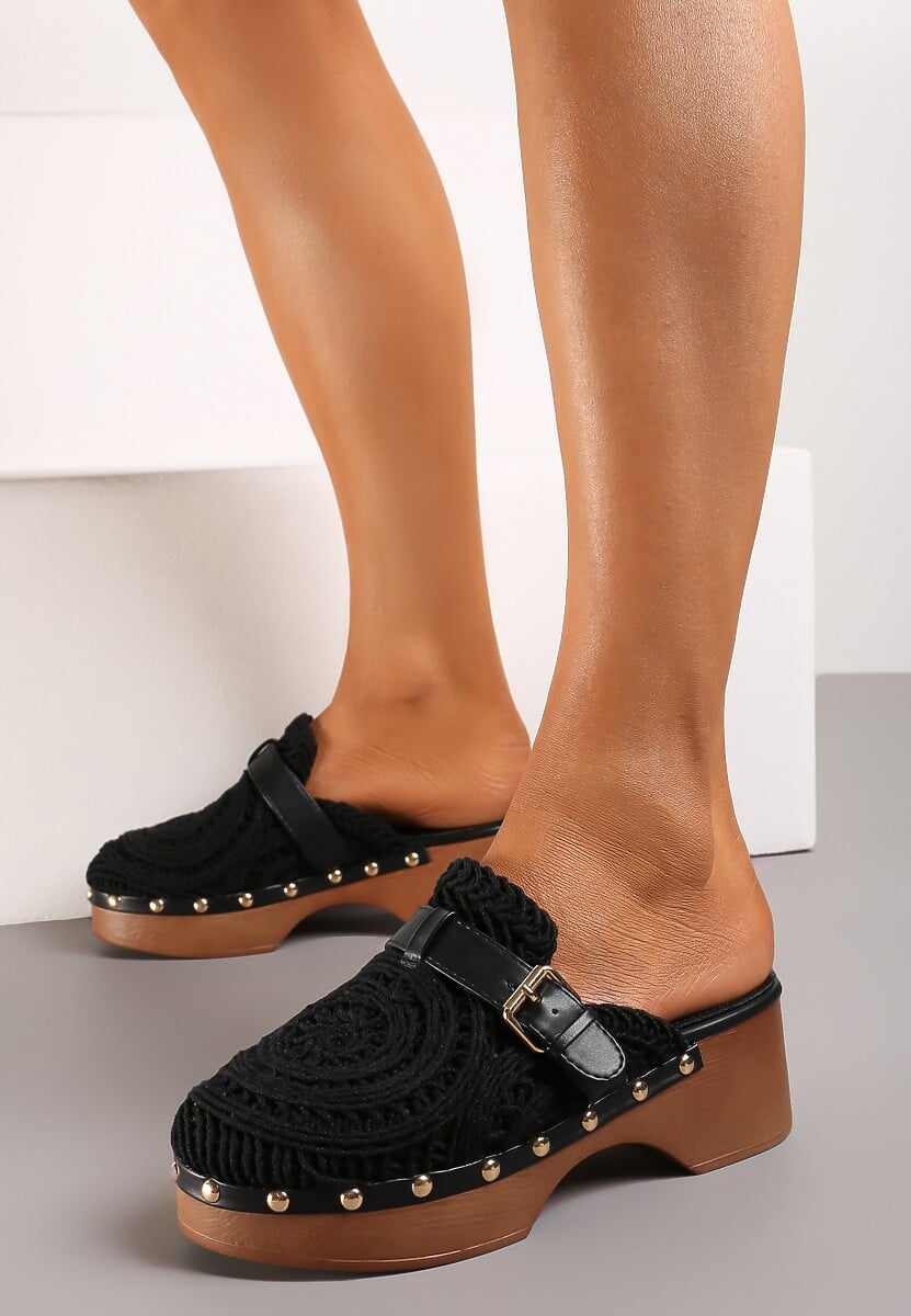 Czarne Klapki w Stylu Chodaków z Ażurową Cholewką na Słupku i Platformie Ozdobione Nitami Traivea