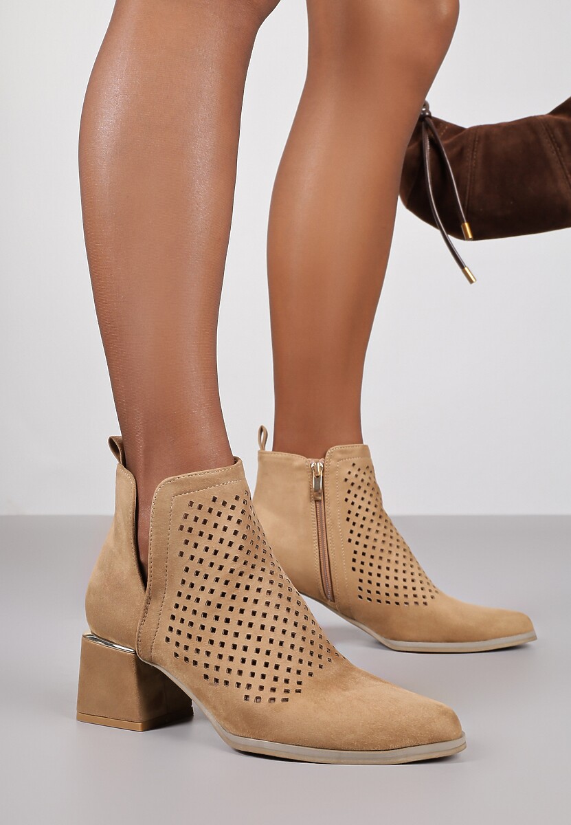 Ciemnobeżowe Botki Vices z Ekozamszu z Ozdobnymi Wycięciami na Słupku z Metalicznym Detalem Naetha