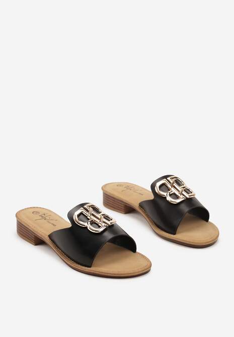 Czarne Klapki na Płaskiej Podeszwie z Metalową Aplikacją Tesamia