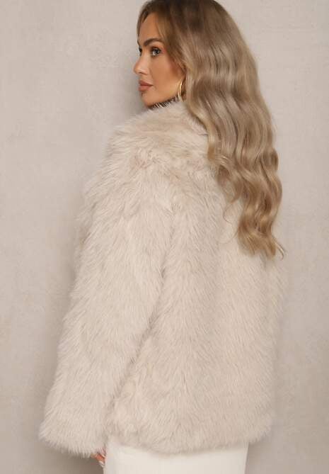 Beżowa Futerkowa Kurtka o Krótszym Kroju z Kieszeniami i Zapięciem na Haftkę Tililda