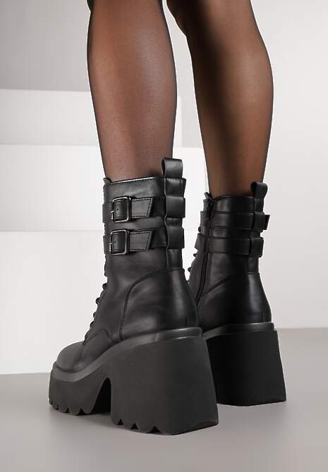 Czarne Botki Workery Vices na Słupku Ozdobione Kwadratowymi Klamrami Lirrise