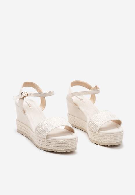 Beżowe Sandały na Koturnie Wykończonym Plecionką z Rafii i Zapięciem przy Kostce Kionara