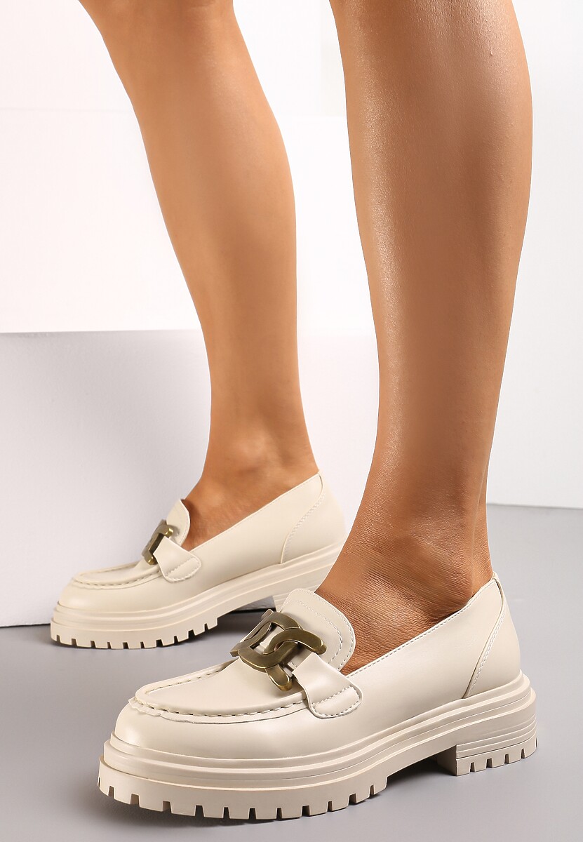 Czarne Mokasyny na Grubej Podeszwie z Metalową Ozdobą Cantia