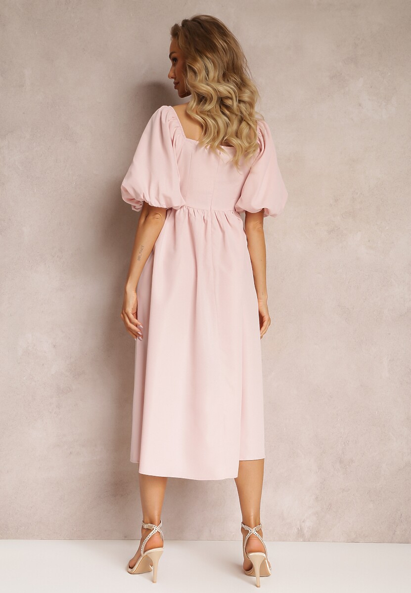 Różowa Midi Sukienka o Rozkloszowanym Fasonie z Kwadratowym Dekoltem i Bufiastymi Rękawami Briakke