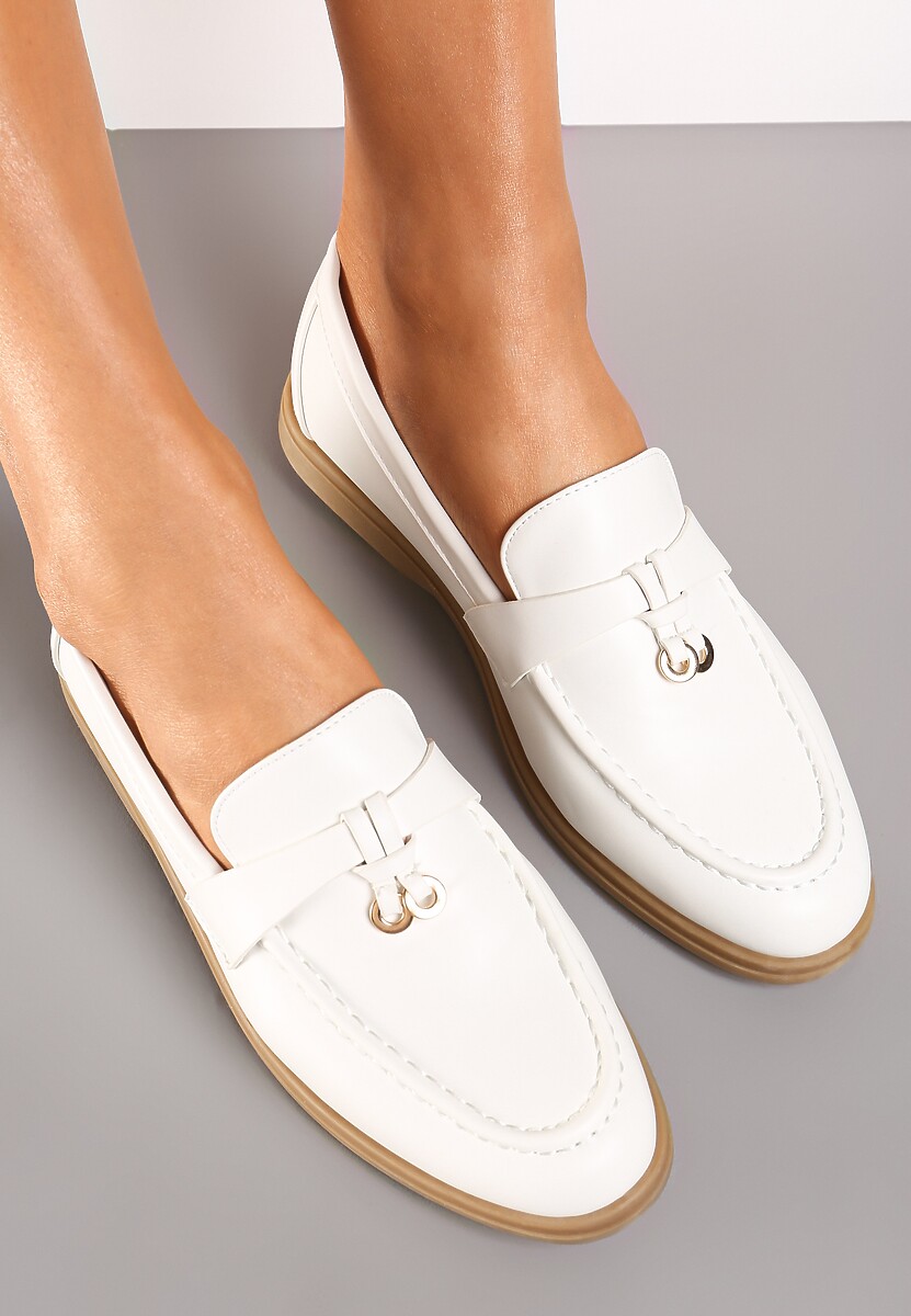Białe Mokasyny z Imitacji Skóry z Minimalistyczną Zawieszką Biaha