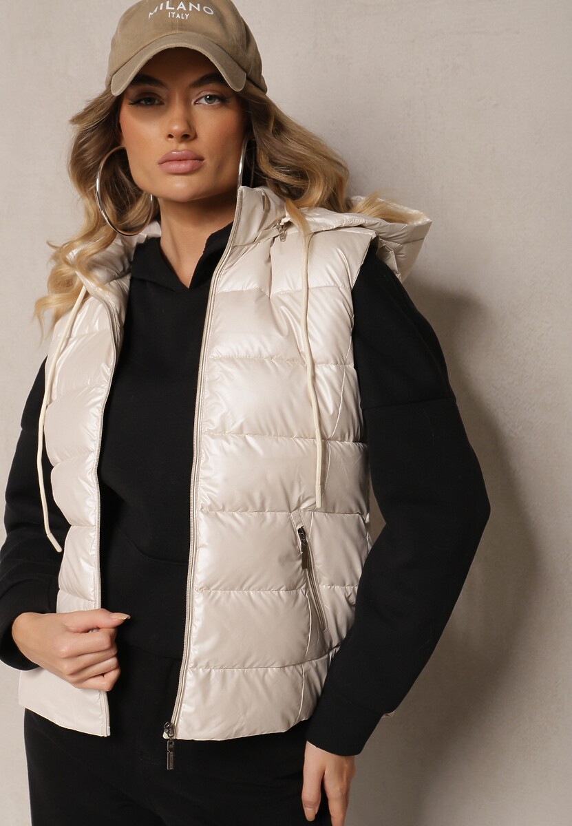 Jasnobeżowa Taliowana Kamizelka z Pikowanymi Przeszyciami Kieszeniami i Odpinanym Kapturem Ravarielis