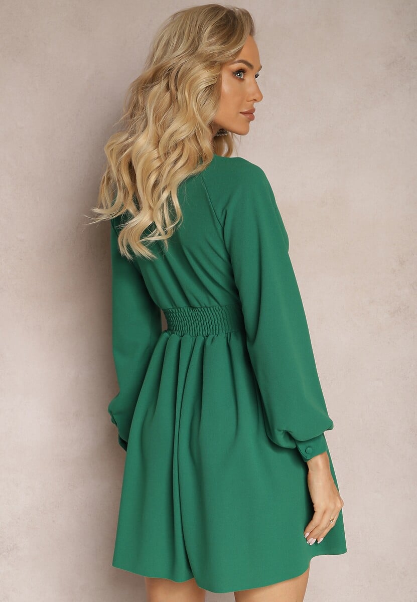 Zielona Sukienka Mini z Trójkątnym Dekoltem i Marszczoną Talią Ozdobiona Guzikami Bulwina