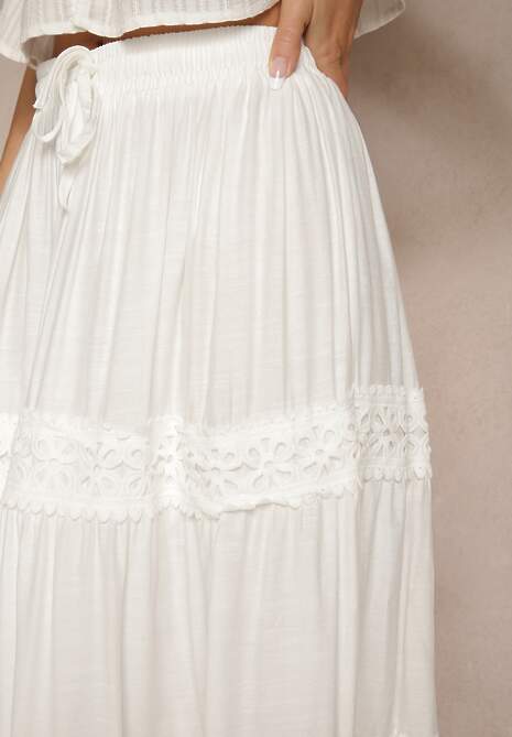Biała Rozkloszowana Spódnica z Wiskozą Zdobiona Koronką Bannela