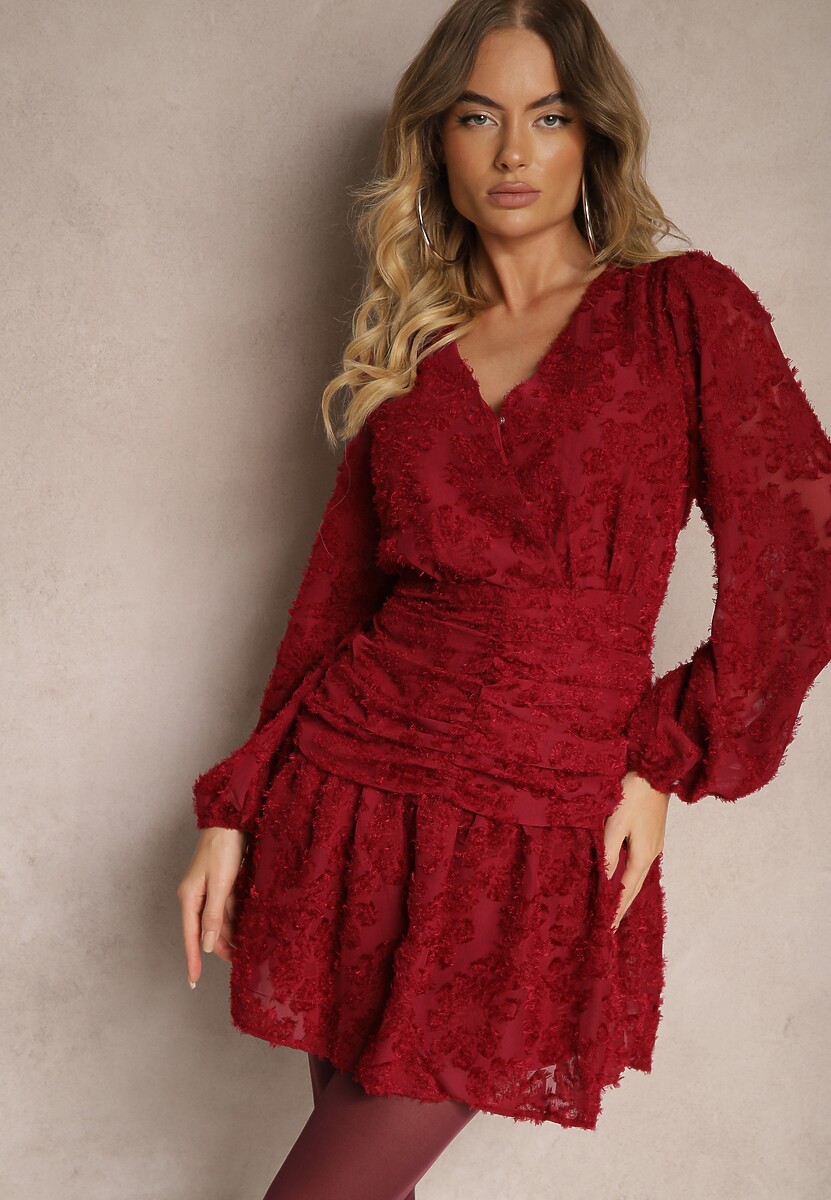 Bordowa Sukienka z Koronki o Taliowanym Fasonie z Kopertową Górą Nelabine