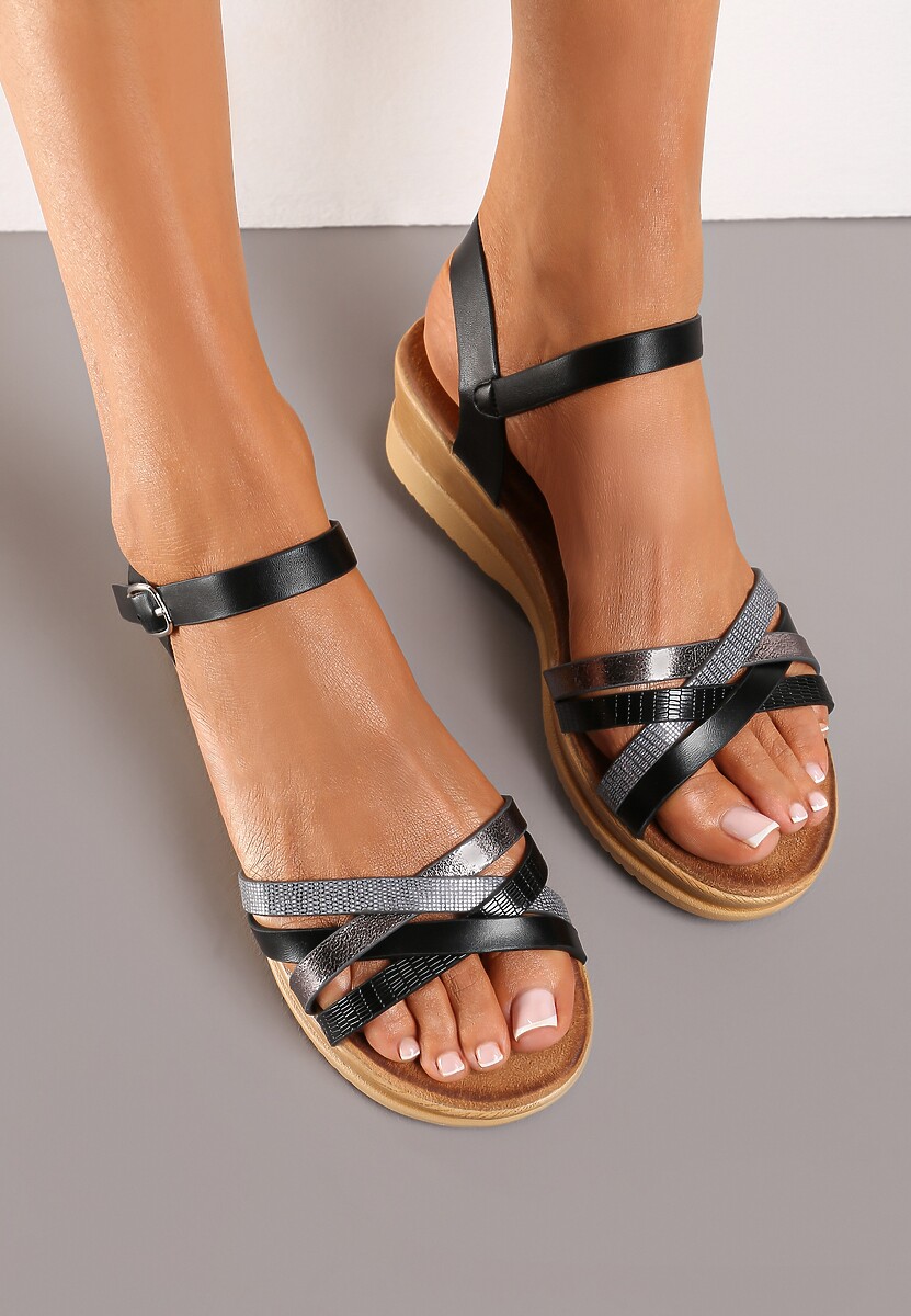 Czarne Sandały na Niskim Koturnie z Ozdobnymi Paskami Marilaia