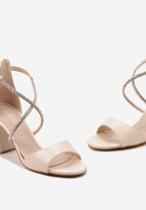 Beżowe Sandały na Słupkowym Obcasie z Biżuteryjnymi Skrzyżowanymi Paseczkami Maralah