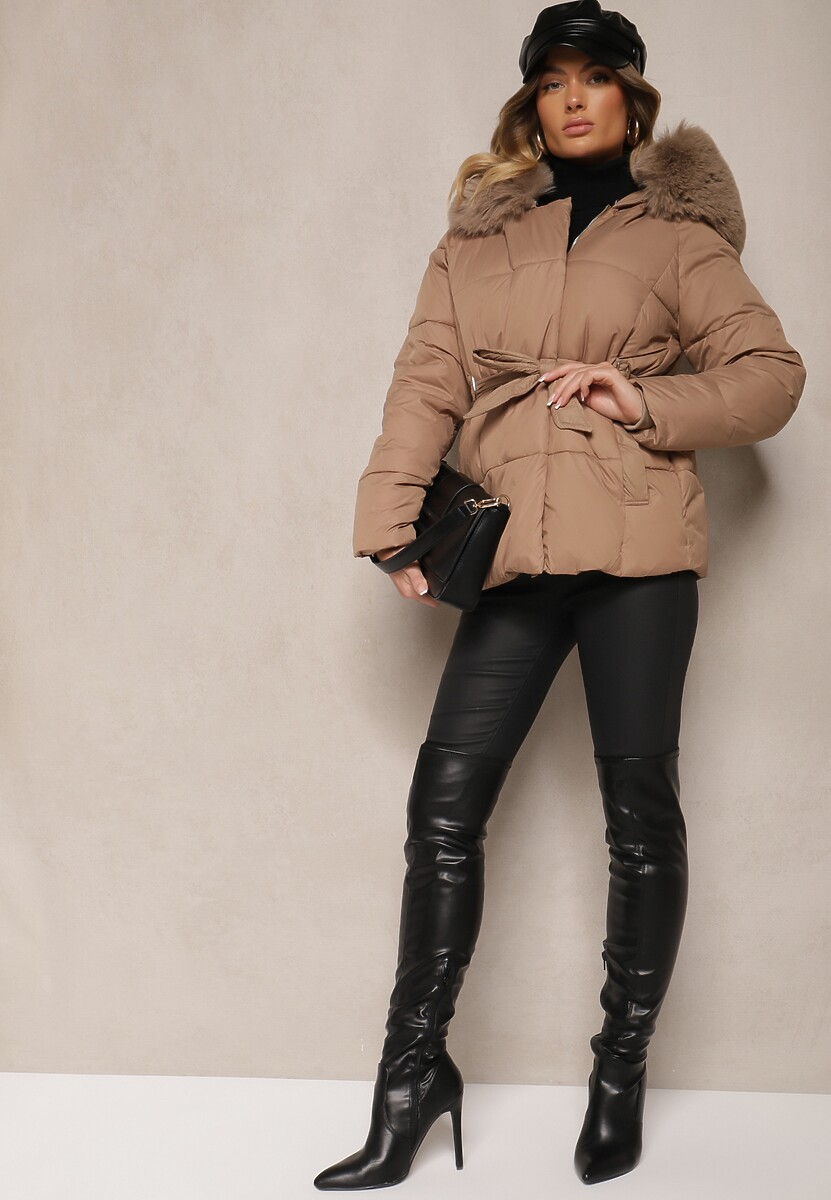 Beżowa Kurtka Pikowana z Kapturem i Odpinanym Kołnierzem Wiązana w Pasie Sialwenna