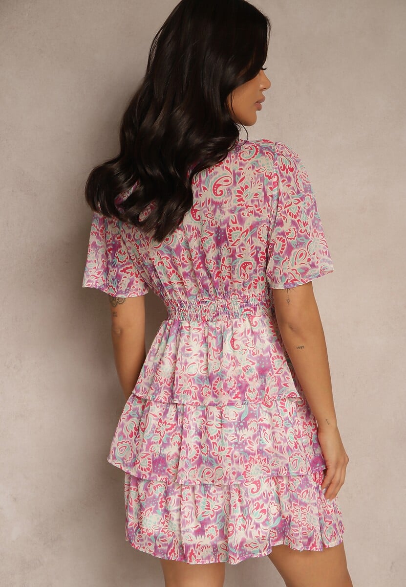 Różowa Sukienka Ozdobiona Abstrakcyjnym Wzorem i Falbanami Rinacea
