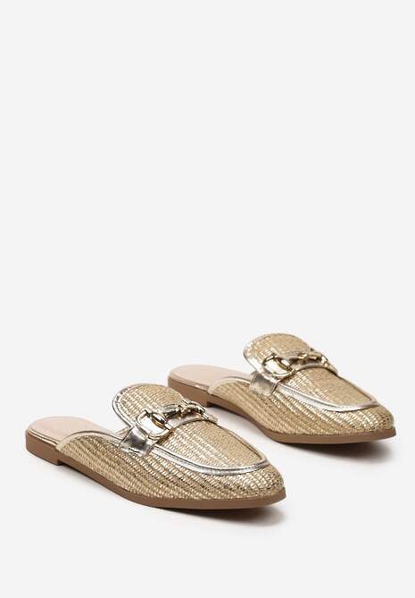 Złote Klapki Mule z Tłoczeniem na Wzór Plecionki i Klamrą Opheliase
