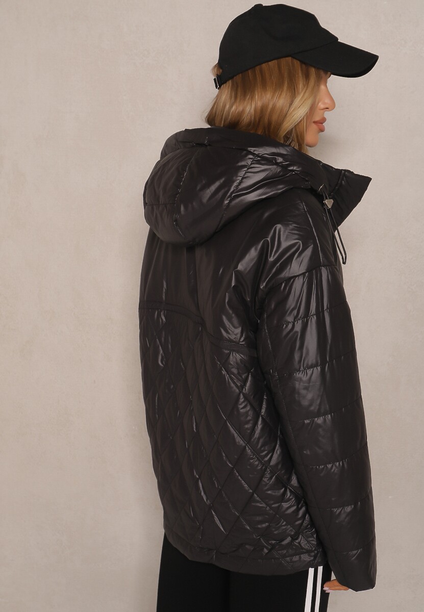 Czarna Kurtka z Pikowanymi Przeszyciami i Kapturem Zdobiona Aplikacją Lorlia