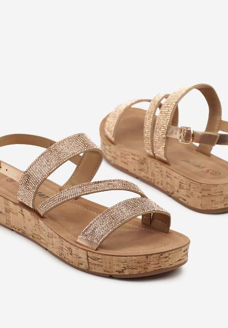 Szampańskie Sandały na Niskiej Platformie Ozdobione Cyrkoniami z Zapięciem na Sprzączkę Ivellauri