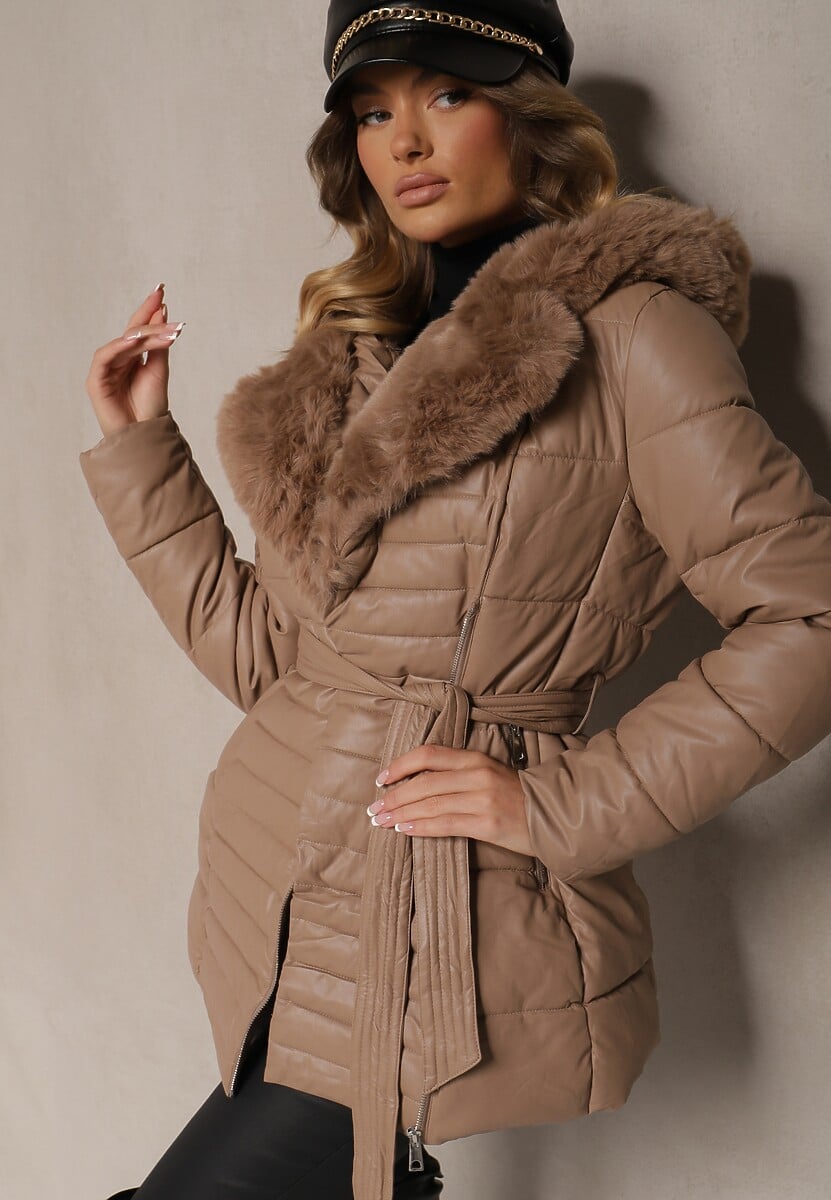 Jasnobeżowa Kurtka Pikowana z Paskiem w Talii i Kapturem Ozdobiona Futerkiem Jeleti