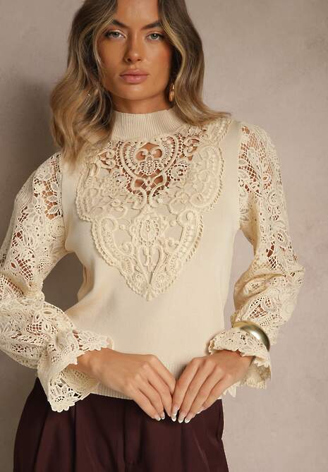 Beżowa Dzianinowa Bluzka Rerto ze Stójką i Koronką na Rękawach i Dekolcie Lilithme