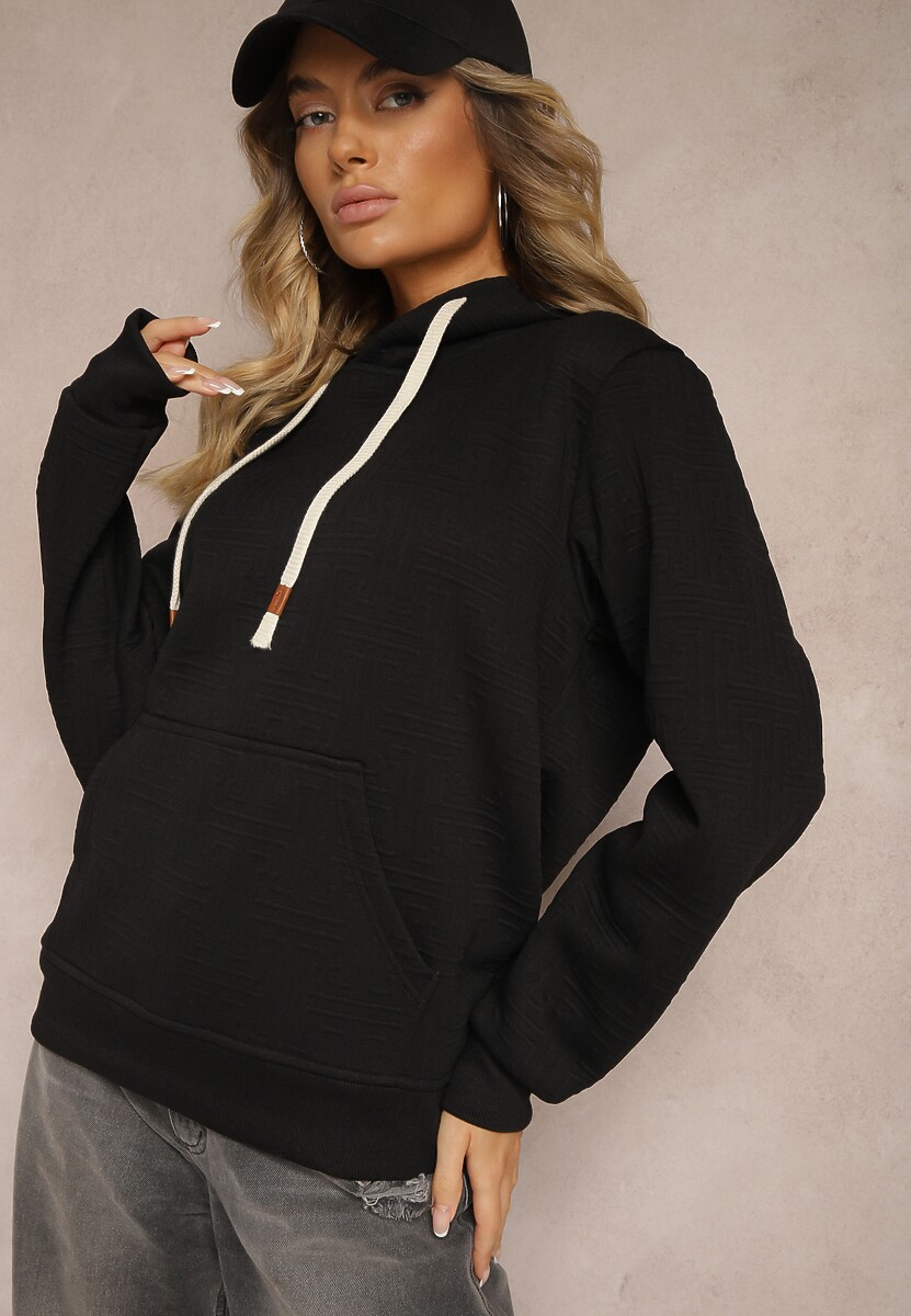 Czarna Bluza z Dodatkiem Bawełny i Kapturem Ozdobiona Kangurową Kieszenią i Ściągaczami Qadela