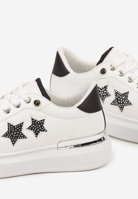 Biało-Czarne Sneakersy na Płaskiej Podeszwie Ozdobione Metalicznymi Elementami i Wstawkami Kalelia