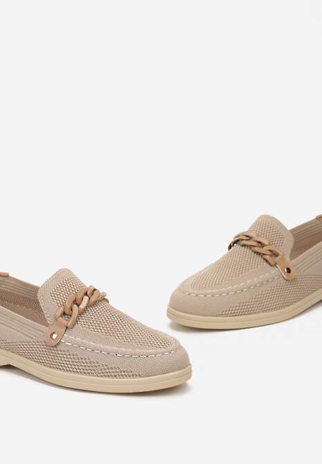 Beżowe Mokasyny z Metalicznym Łańcuchem i Perforacją Mireali