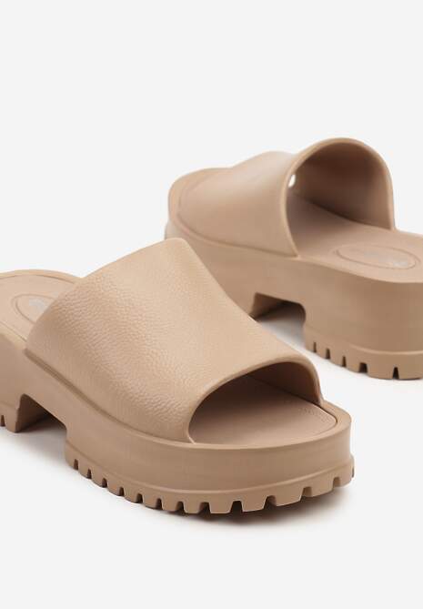 Ciemnobeżowe Klapki na Platformie i Słupku z Tłoczeniem Nimiorelle