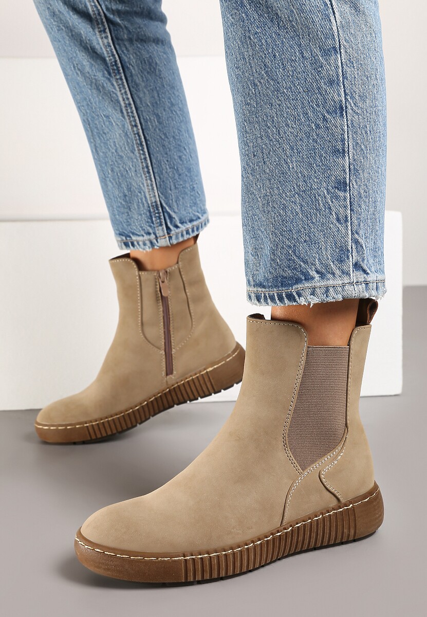 Ciemnobeżowe Botki Sztyblety na Płaskiej Podeszwie Ozdobionej Tłoczeniem Lemitana