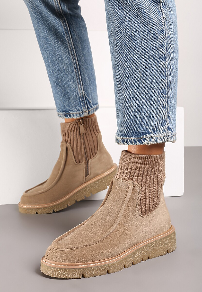 Ciemnobeżowe Ekozamszowe Botki z Prążkowaną Dopasowaną Cholewką na Niskim Koturnie Manzina