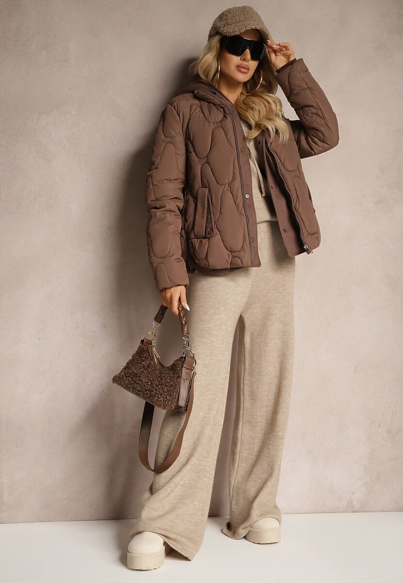 Brązowa Kurtka z Materiałowym Kapturem i Kieszeniami Zdobiona Pikowanymi Przeszyciami Ravathrias