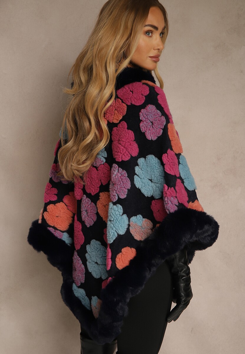 Granatowe Ponczo z Wiskozy Zdobione Futrzanymi Aplikacjami w Kształcie Kwiatów Lealithwen