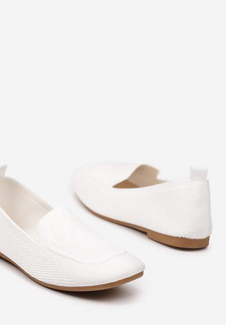 Białe Casualowe Mokasyny na Płaskiej Podeszwie Ozdobione Perforacją Klanesha