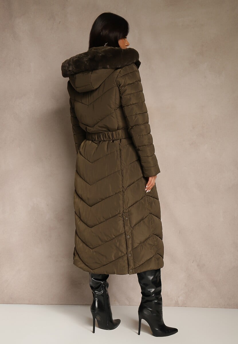 Ciemnozielona Zimowa Kurtka Pikowana o Długim Kroju z Paskiem i Kapturem z Futrem Retarda