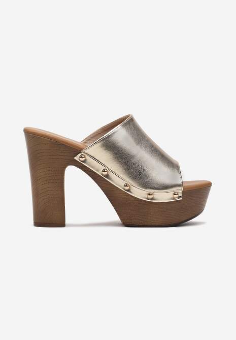 Złote Klapki na Platformie z Ozdobnymi Nitami i Szerokim Paskiem Bice