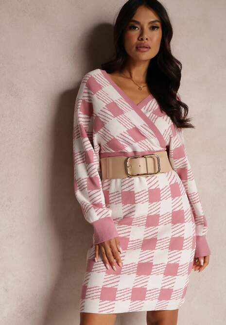 Różowa Sukienka Dzianinowa w Kratę z Kopertowym Dekoltem Harmelaia
