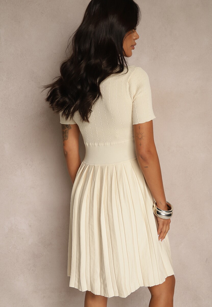 Jasnobeżowa Wiskozowa Sukienka Rozkloszowana Zdobiona Guzikami i Plisami Alulassa