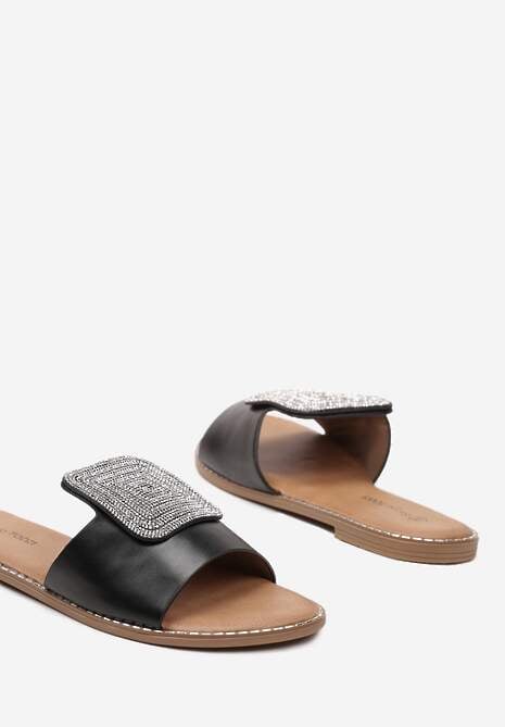 Czarne Klapki z Aplikacją na Pasku z Drobnymi Nitami Hareri