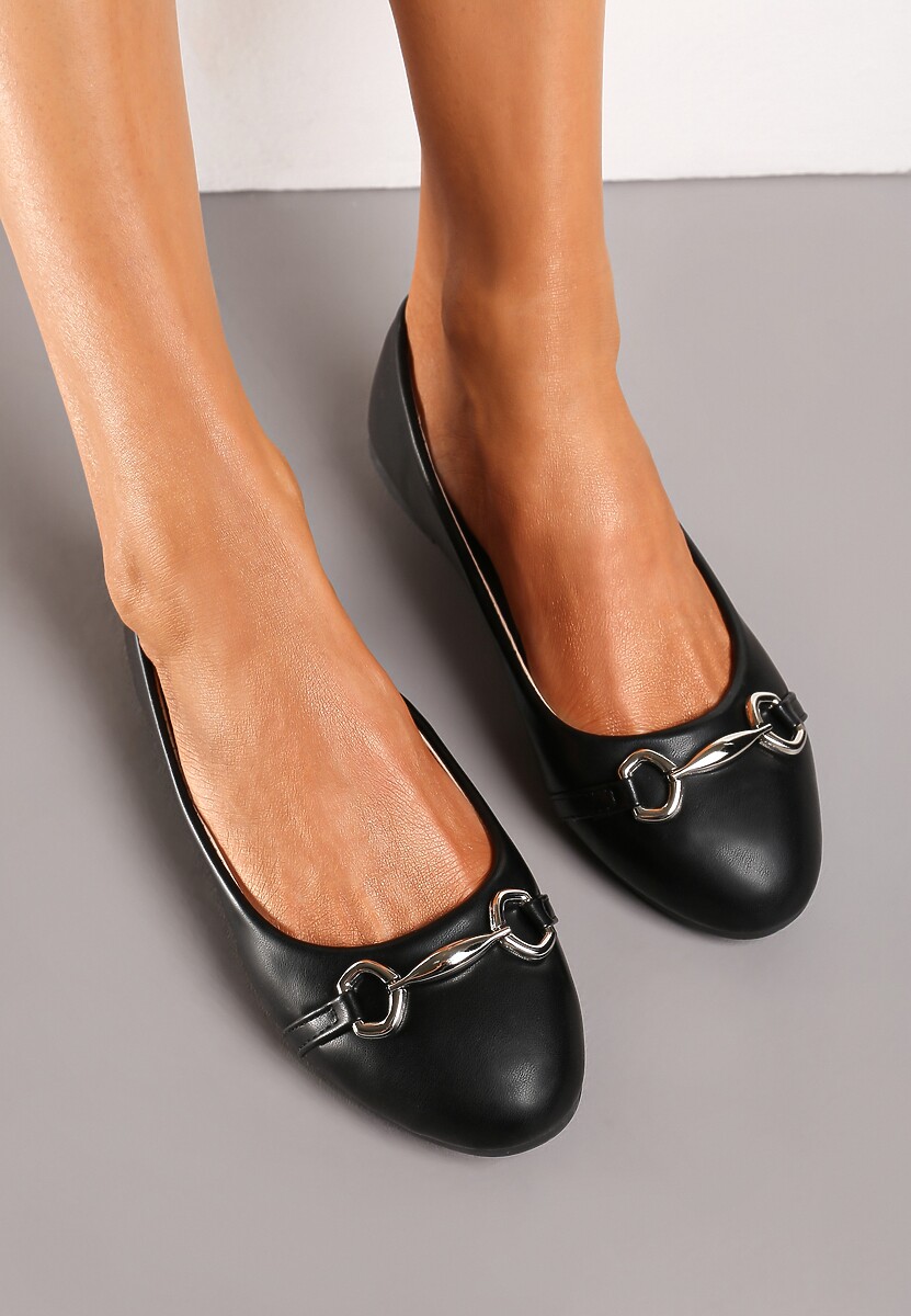 Czarne Balerinki Ozdobione Metalową Aplikacją Breezia