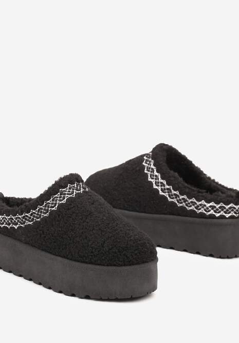 Czarne Niskie Śniegowce na Grubej Podeszwie Ozdobione Barankowym Futerkiem i Wzorzystym Przeszyciem Aziara