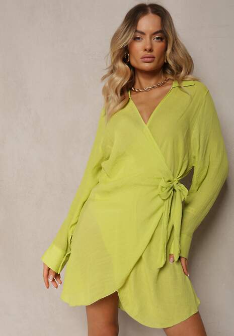 Jasnozielona Taliowana Sukienka z Kopertowym Dekoltem i Kołnierzem Reviana