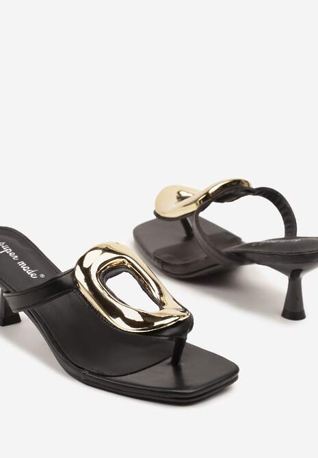 Czarne Klapki na Kaczuszce Ozdobione Metaliczną Aplikacją Toliane