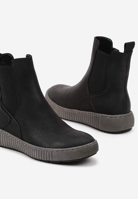 Czarne Botki Sztyblety na Płaskiej Podeszwie Ozdobionej Tłoczeniem Lemitana