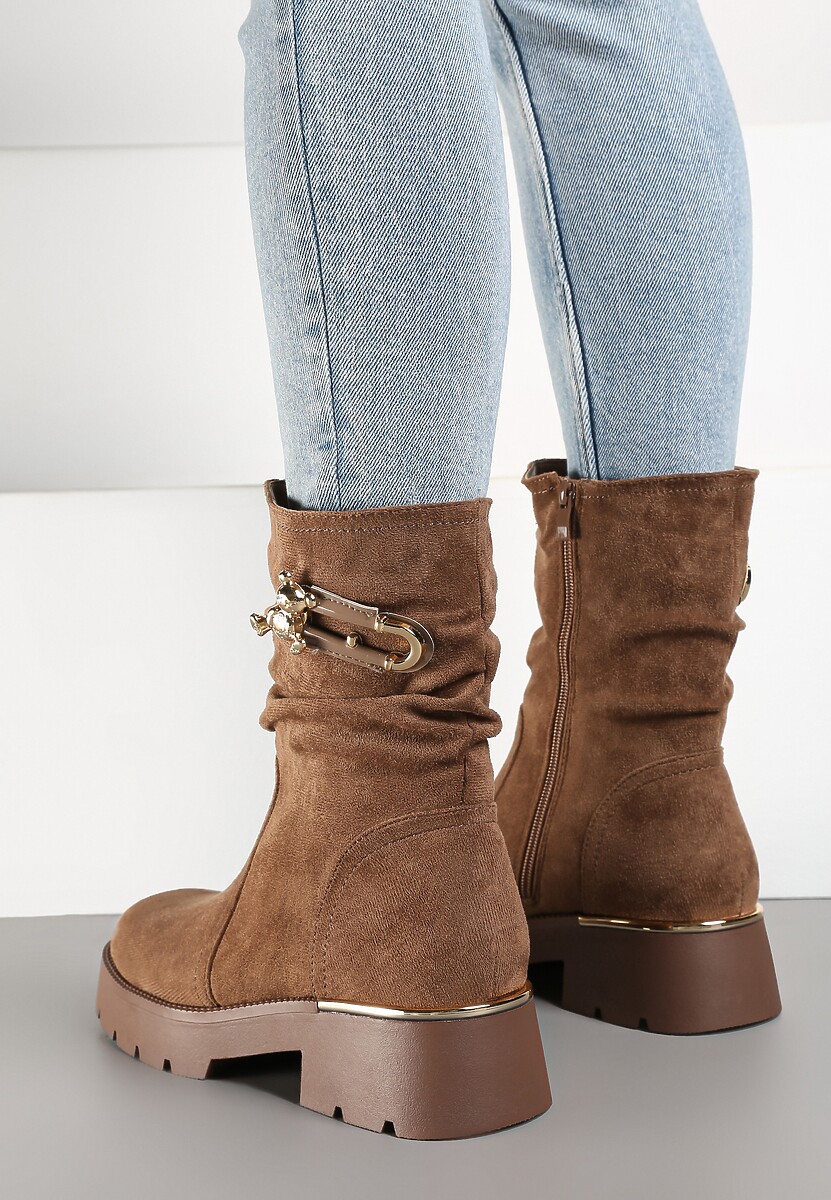 Brązowe Botki z Imitacji Zamszu z Ozdobnie Marszczoną Cholewką i Metalowym Detalem Zinarissa