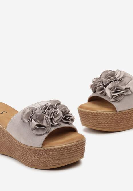 Szare Klapki na Platformie z Koturnem i Szerokim Paskiem z Kwiatami Sirecia