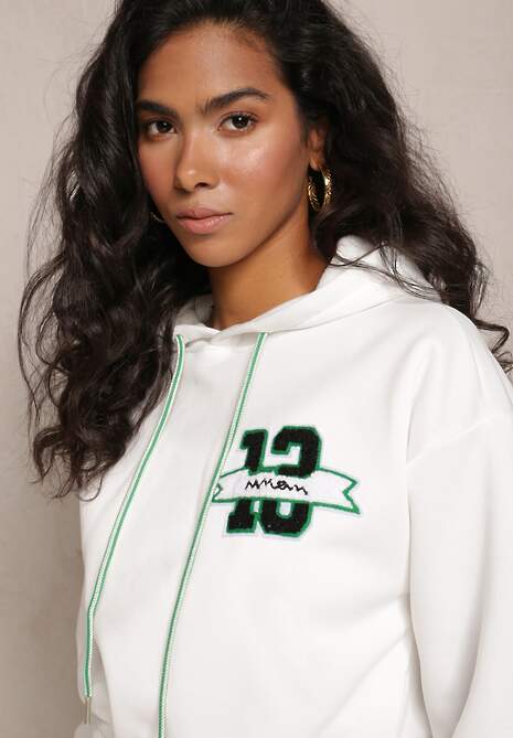 Biała Krótka Bluza z Kapturem Ściągaczami i Ozdobnym Nadrukiem Relis