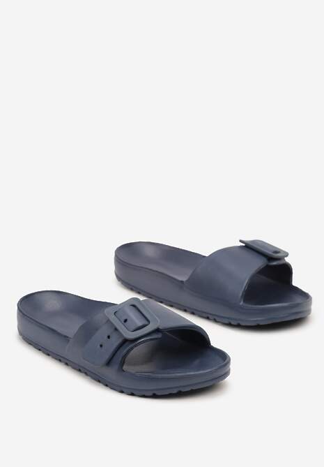 Granatowe Klapki z Pianki na Płaskiej Podeszwie Ozdobione Klamrą Nelmarie