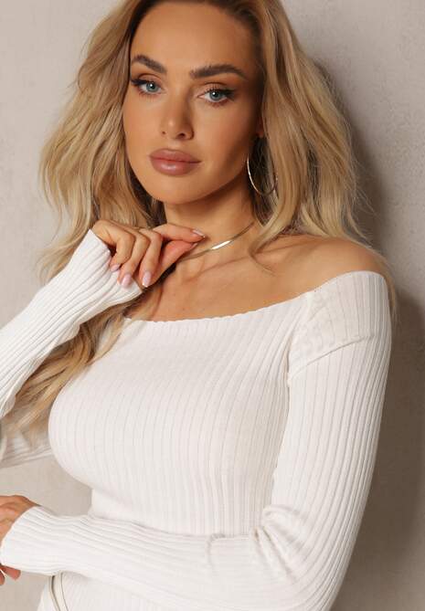 Biała Dopasowana Bluzka z Dekoltem Carmen z Odkrytymi Ramionami Aisleca