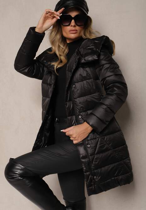 Czarna Kurtka Pikowana o Długim Kroju z Kapturem Ozdobiona Wiązaniem w Talii Anselith