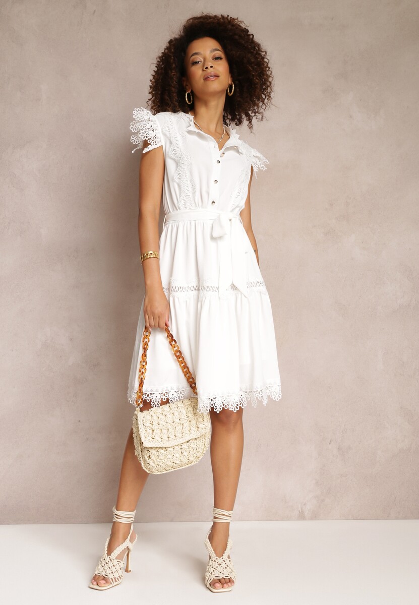 Biała Sukienka Rozkloszowana z Wiązanym Paskiem i Koronką Oninka