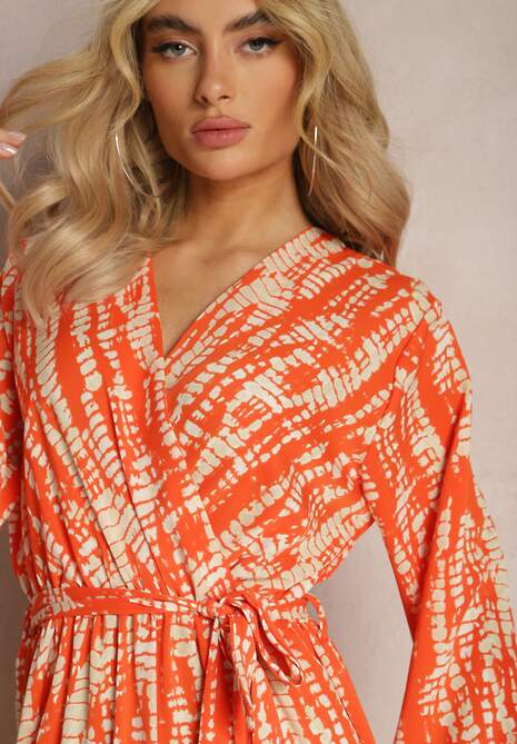 Pomarańczowa Długa Kopertowa Sukienka z Abstrakcyjnym Motywem i Paskiem w Talii Delphinna
